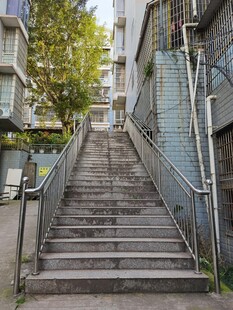 城市中狭窄的户外阶梯
