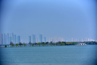 湖畔城市天际线美景