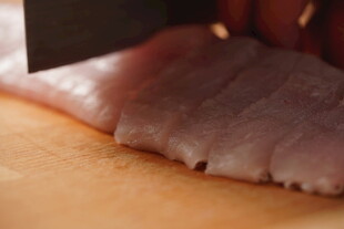 刀切新鲜金枪鱼肉