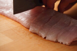 手切新鲜金枪鱼肉