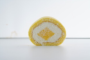 黄色夹心糕点卷