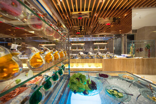 精致寿司陈列于冷藏柜中