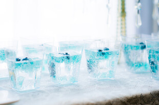 蓝色透明杯子整齐排列