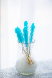 蓝色水晶摆件置于玻璃瓶中