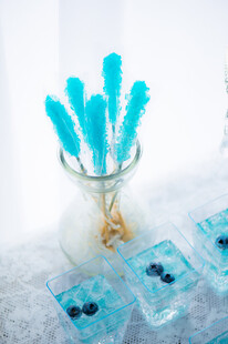 蓝色羽毛装饰花瓶摆件