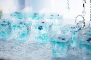 蓝色梦幻玻璃杯插花