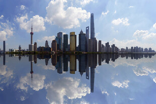 上海陆家嘴城市天际线和镜像