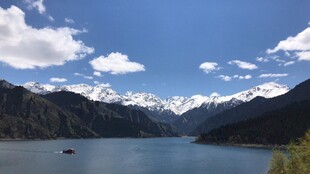 高山湖泊壮丽风光