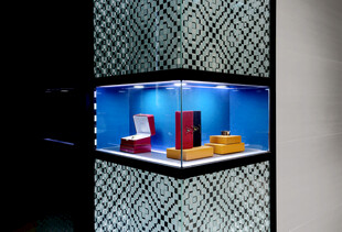 精致珠宝展示柜内陈列品