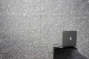 雨中笔记本电脑