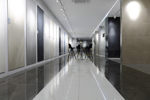 现代宽敞的办公走廊场景