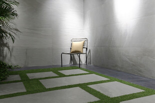 现代简约室内的绿植与座椅