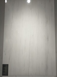 简约白色墙面室内一角