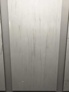 金属质感的条纹墙面