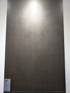 深棕色金属质感墙面展示