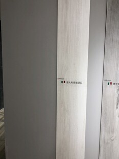 简约浅色木纹瓷砖展示