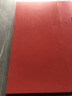 红色平板物件特写