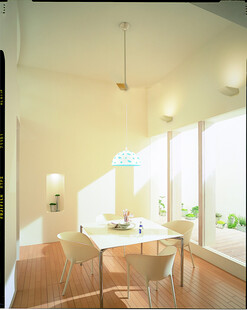 简约明亮的室内餐厅空间