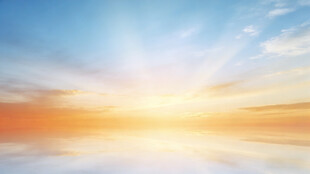 日出时分的绚丽天空美景