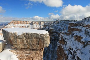 雪覆大峡谷壮丽景观