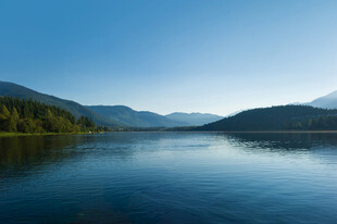 宁静湖畔的山水风光