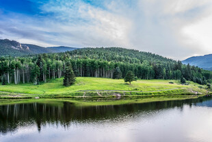 湖畔青山美景