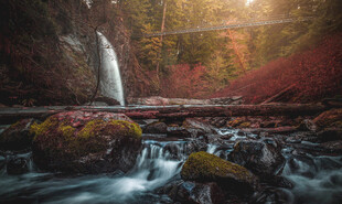 山间瀑布溪流自然美景