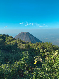 郁郁葱葱间的巍峨火山