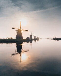 夕阳下的风车与静谧水面