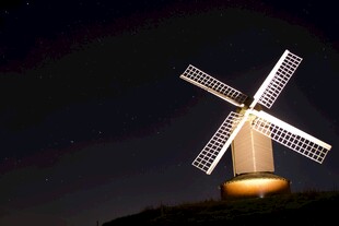 夜晚中的精致风车