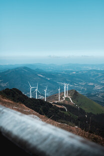 山间风车与蜿蜒公路美景