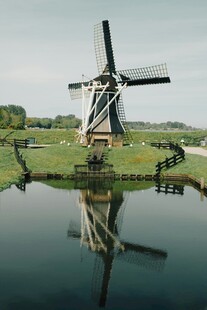 荷兰田园风车倒影美景