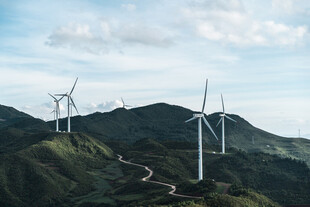 山间风车景观