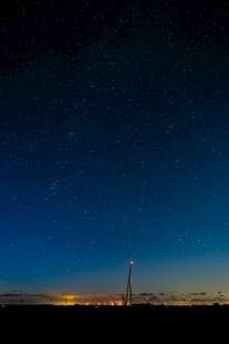 夜幕下的高塔与璀璨星空