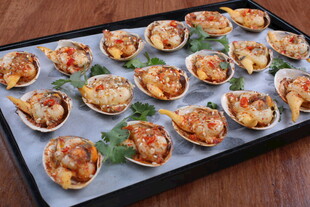 美味蒜蓉烤扇贝摆盘精致