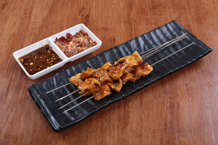 美味烤肉串搭配特色蘸料