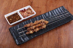 美味烤肉串搭配特色蘸料