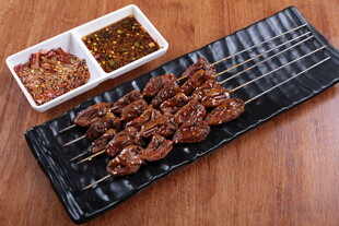 美味烤串搭配特色蘸料