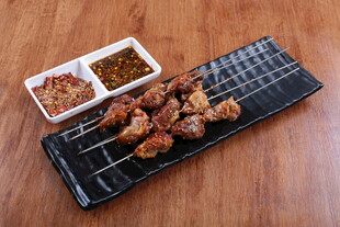 美味烤串搭配特色蘸料