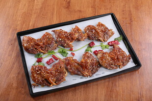 美味香酥排骨摆盘精致