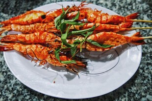烤虾串配青椒