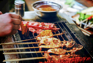 美味烧烤现场烤制瞬间