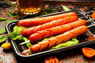 烤架上的美味香肠