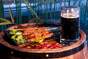 户外烧烤配冰爽啤酒