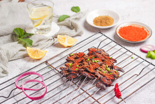 美味烤肉搭配多样调料