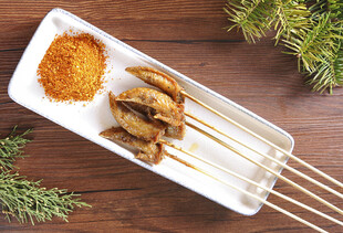 美味烤肉串配特色蘸料