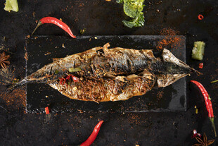 香煎海鱼配辣椒等佐料