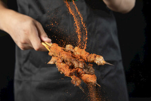 厨师手持美味烤肉串