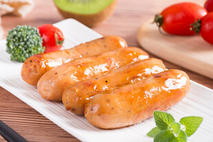 美味烤肠摆盘特写