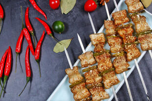 美味烤肉串与红辣椒相伴